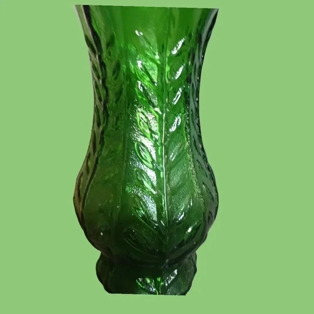 Vtg emerald green glass vase
